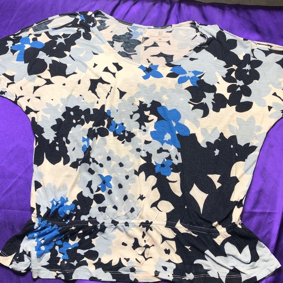 New York & Company Tops - 📌New York & Company Top with Keyholes Sleeves